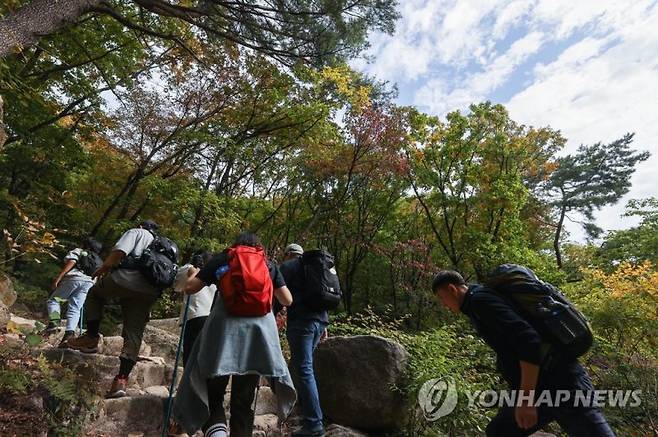 지난 16일 오전 서울 강북구 북한산국립공원을 찾은 등산객들이 산을 오르고 있다.연합뉴스.