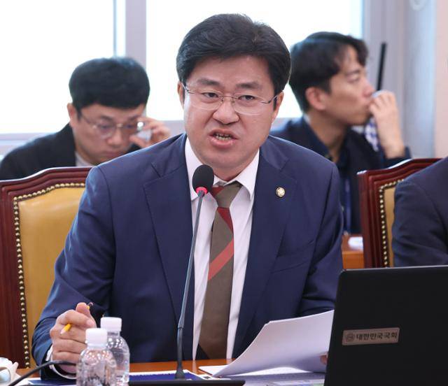 박상혁 더불어민주당 의원이 10일 서울 여의도 국회에서 열린 국토교통위원회 국정감사에서 질의를 하고 있다. 뉴스1