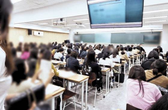 2028 대입개편안이 발표된 다음 날인 11일 강남 대치동 한 학원에서 긴급 입시설명회가 열리고 있다. 연합뉴스