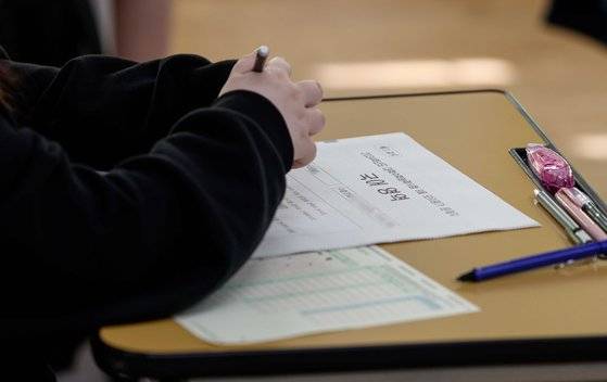 지난 9월 6일 서울 영등포구 여의도여고에서 열린 '2024학년도 대학수학능력시험 9월 모의평가'에서 고3 수험생들이 시험 시작을 기다리고 있다. 공동취재단