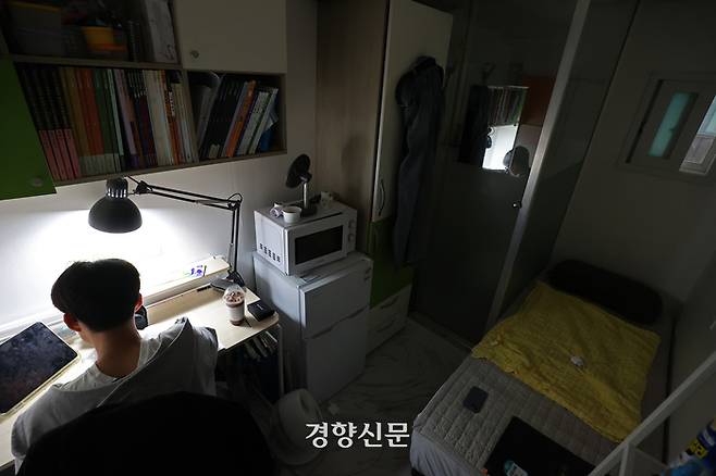올해 2번째 수능을 치르는 김형원씨(19·가명)가 지난달 24일 경기 성남의 한 고시원에서 자습하고 있다. 지난 2월 수도권에서 학원에 다니기 위해 경남 통영에서 상경한 김씨는 이날도 대치동 학원에 가기 전까지 고시원에서 자습을 했다. 조태형 기자