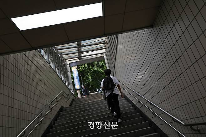 김형원씨(19·가명)가 지난달 24일 서울 강남구 한티역에 도착해 대치동 학원으로 향하고 있다. 조태형 기자