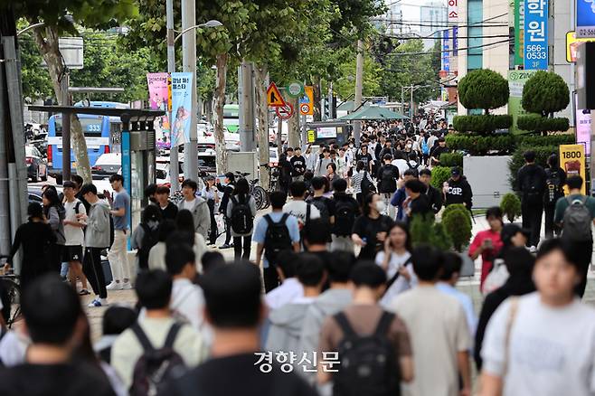 ‘사교육 1번지’로 알려진 서울 강남 대치동 학원가가 주말인 지난달 24일 학생들로 붐비고 있다. 조태형 기자