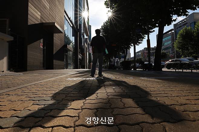 이지철씨(23·가명)가 지난달 6일 서울 강남 대치동 학원가에 서 있다. 한때 정부 부처에서 교통 정책을 펼치는 공무원을 꿈꿨으나 한의사 면허가 주는 안정성을 택한 그는 “협진을 통해 난치병 환자 등 조금 더 힘든 환자들을 보고 싶다”고 했다. 조태형 기자