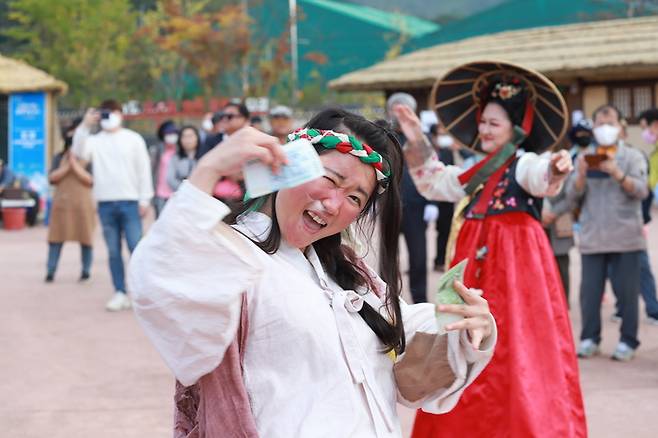 충북 청주시 청원구 내수읍 초정행궁에서 지난해 열린 세종대왕 초정약수 축제에서 세종대왕의 행차를 환영하는 공연이 펼쳐지고 있다. 청주시 제공