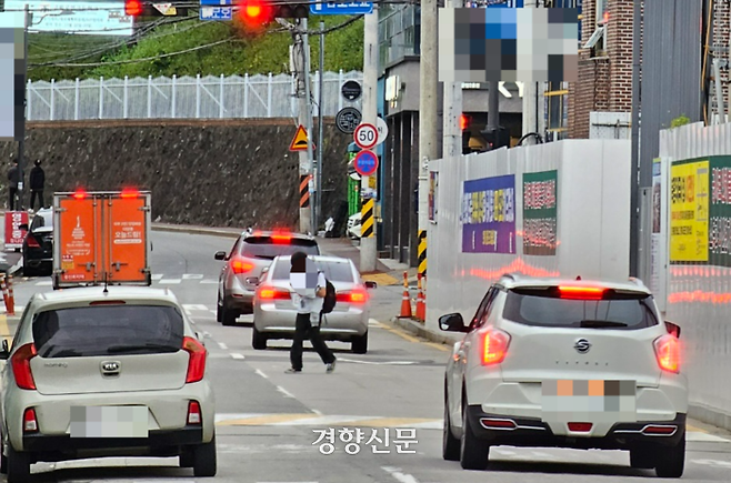 지난 10일 오후 광주광역시 북구 운암동에 있는 북광주세무서 신축 공사에서 한 학생이 펜스를 피해 무단횡단을 하고 있다. 고귀한 기자