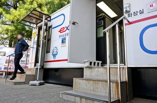 11일 오후 한 시민이 시흥 졸음쉼터(일산 방향)에 설치된 화장실을 이용하고 있다. 윤원규기자