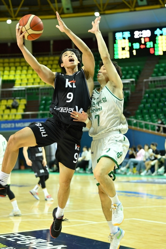 데이브 일데폰소의 클러치 공수 활약은 수원 kt의 연장 접전 끝 승리로 이어졌다. 사진=KBL 제공