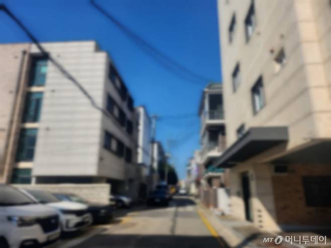 피해자 A씨를 전세사기 논란의 핵심 지역인 권선구 세류동에서 만났다.경기남부경찰청에 따르면 12일 오전 10시 기준 정씨 일가와 법인이 소유한 건물과 관련한 고소·고발이 73건 접수됐고 피해액은 90억 상당으로 집계됐다. /사진=이병권 기자