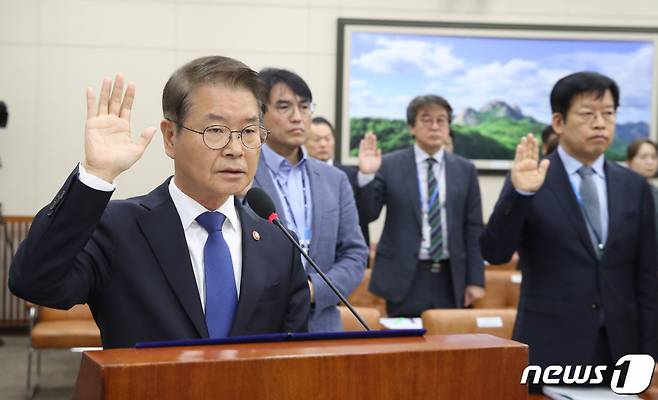 이정식 고용노동부 장관이 12일 오전 서울 여의도 국회에서 열린 환경노동위원회의 고용노동부에 대한 국정감사에서 증인선서를 하고 있다. 2023.10.12/뉴스1