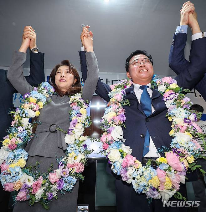 [서울=뉴시스] 김선웅 기자 = 강서구청장 보궐선거 당선이 확실시 된 진교훈 더불어민주당 후보가 11일 서울 강서구 소재 선거캠프에서 꽃목걸이를 목에 걸고 기뻐하고 있다. (공동취재사진) 2023.10.11. photo@newsis.com