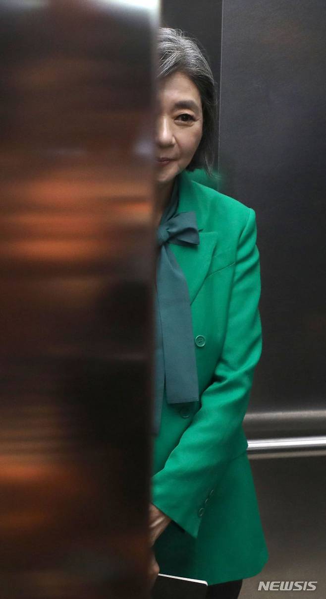 [서울=뉴시스] 김선웅 기자 = 김행 여성가족부 장관 후보자가 14일 서울 서대문구 한국청소년활동진흥원에 마련된 인사청문회 준비 사무실로 출근하고 있다. 2023.09.14. mangusta@newsis.com