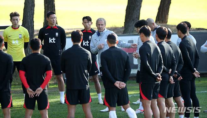 [파주=뉴시스] 김선웅 기자 = 축구대표팀 위르겐 클린스만 감독과 선수들이 튀니지와의 평가전을 하루 앞둔 12일 경기 파주시 NFC에서 훈련 전 미팅을 하고 있다. 2023.10.12. mangusta@newsis.com