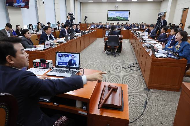 12일 국회 환경노동위원회에서 열린 고용노동부에 대한 국정감사에서 여야 간사간 고성이 오가고 있다. 연합뉴스