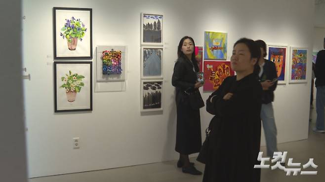 전시를 관람하고 있는 관람객들. 전시에서는 발달장애인 작가들만의 독창적인 시선이 담긴 작품을 만나볼 수 있다.