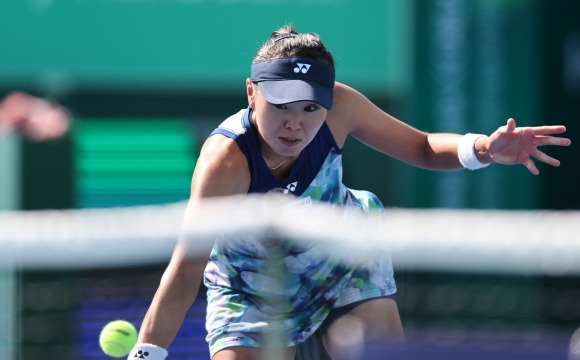 장수정, ‘넘겨’ - 12일 오후 서울 송파구 올림픽공원 테니스장에서 열린 여자프로테니스(WTA) 투어 하나은행 코리아오픈 2023 장수정 대 미국 에미나 벡타스 16강전. 장수정이 경기에 집중하고 있다.  2023.10.12 연합뉴스