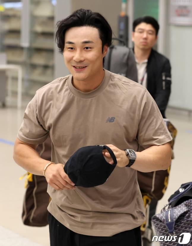 김하성이 11일 오후 인천국제공항을 통해 귀국하고 있다. /사진=뉴스1
