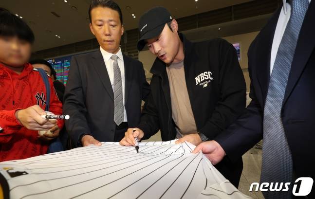 김하성이 11일 귀구 후 팬들에게 사인을 해주고 있다. /사진=뉴스1