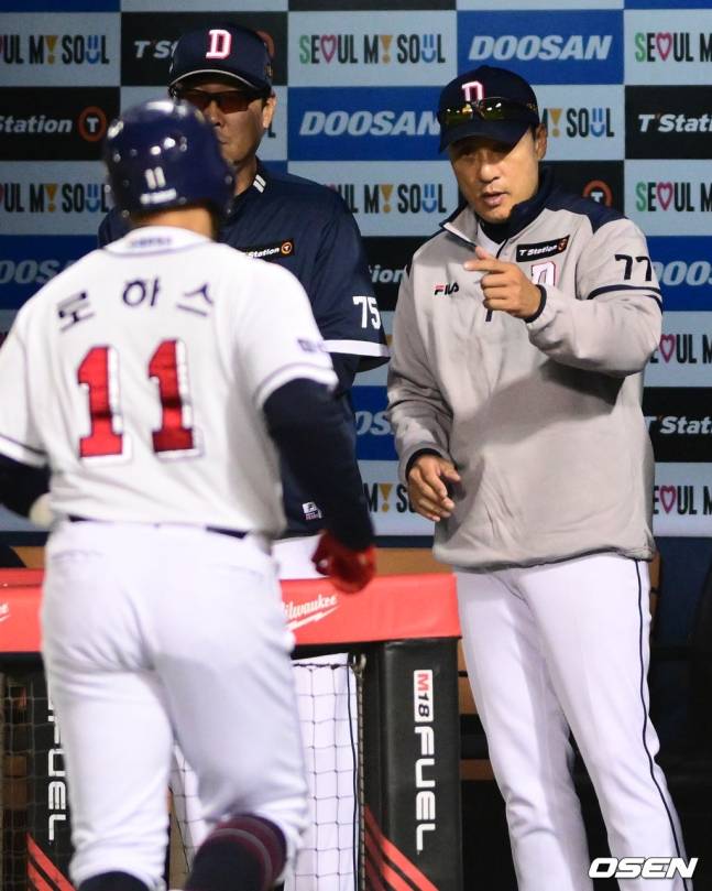 1회 로하스(왼쪽)의 동점 솔로포에 이승엽 두산 감독이 기뻐하고 있다.