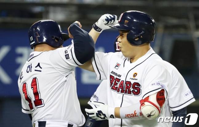 두산 양의지(오른쪽)가 3회 스리런포를 친 뒤 로하스와 함께 기쁨을 나누고 있다. /사진=뉴스1
