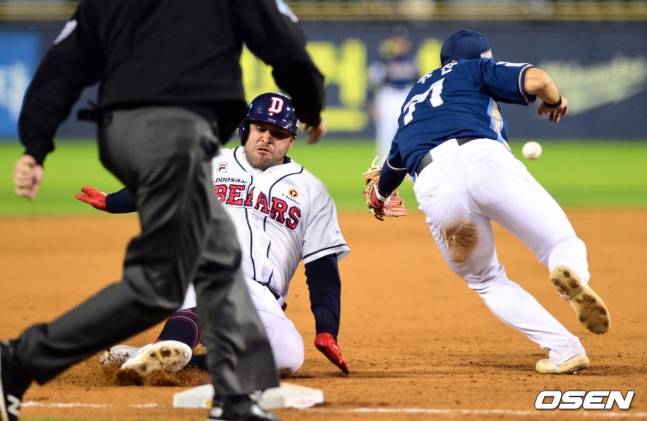 두산 로하스(왼쪽)가 4회 3루타를 완성하는 순간.