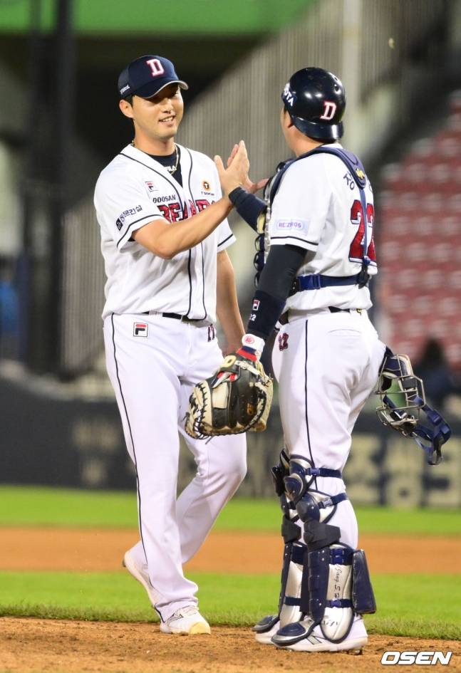 12일 승리 후 기뻐하는 홍건희-장승현 배터리의 모습.