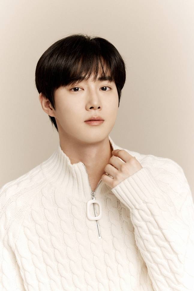 미스터리한 꽃미남 편의점 알바생 김선우를 연기한 수호. 사진 ㅣSM