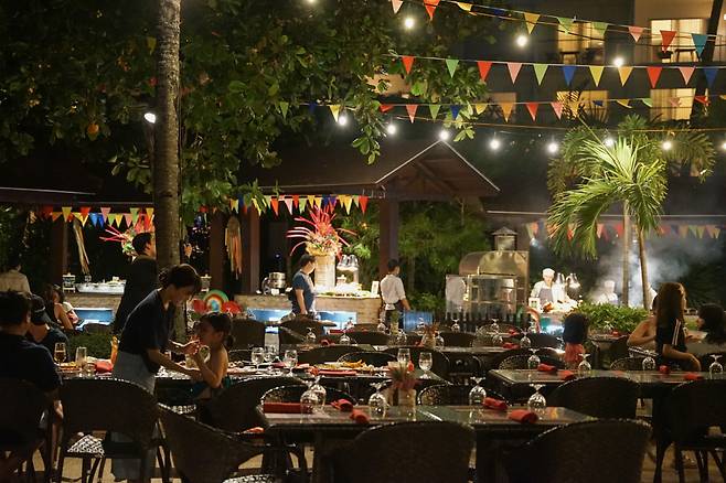 부코 레스토랑, 풀사이드에서 즐기는 세부 로컬 푸드