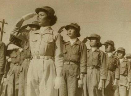 6·25전쟁 당시 활약한 한국의 여성의용군 국가보훈처는 6·25전쟁 당시 활약한 여성의용군을 '2022년 2월의 6·25 전쟁영웅'으로 선정했다. 여성들은 6·25전쟁 당시 징병 대상이 아니었음에도 보상이나 대가를 바라지 않고 자원입대해 전투는 물론, 간호, 심리전, 행정지원 등의 다양한 분야에서 활약했다. 사진은 1950년 9월 육군 여자의용군교육대 창설 당시 대원들이 경례하는 모습. 
 [국가보훈처 제공]