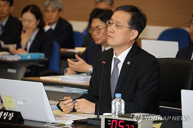 국감 참석한 이형일 통계청장 (대전=연합뉴스) 이주형 기자 = 이형일 통계청장이 12일 오전 대전 서구 정부대전청사에서 열린 국회 기획재정위원회 국정감사에서 쏟아진 전임 정부 통계 조작 의혹 관련 질의에 답변하고 있다. 2023.10.12 coolee@yna.co.kr