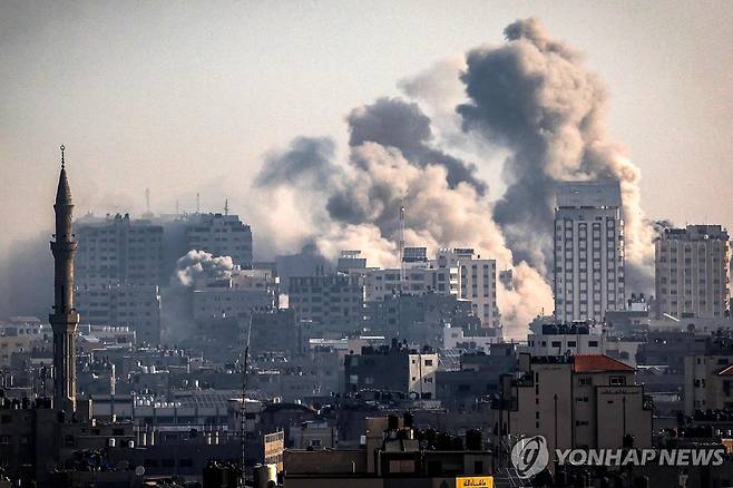 이스라엘 공습으로 거대한 분진에 휩싸인 가자지구 (가자지구 AFP=연합뉴스) 팔레스타인 무장 정파 하마스의 공격으로 촉발된 이스라엘과 팔레스타인 간의 전쟁이 엿새째를 맞은 12일(현지시간) 이스라엘의 공습으로 가자지구 시가지가 거대한 분진으로 뒤덮이고 있다. 미국도 이스라엘을 향해 자제를 촉구하고 있지만, 75년 역사상 가장 끔찍한 기습 공격을 당한 이스라엘은 가자지구에 대한 공격을 멈추지 않고 있다. 2023.10.12 kjw@yna.co.kr