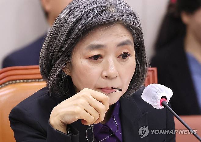 질의 듣는 김행 여성가족부 장관 후보자 (서울=연합뉴스) 이정훈 기자 = 김행 여성가족부 장관 후보자가 5일 국회에서 열린 인사청문회에서 의원 질의를 듣고 있다. 2023.10.5 uwg806@yna.co.kr