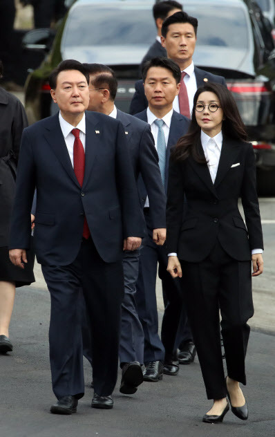 윤석열 대통령과 부인 김건희 여사가 13일 전남 목포 공생원에서 열린 공생복지재단 설립 95주년 기념식에 입장하고 있다. (사진=연합뉴스)