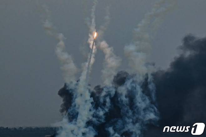 11일(현지시간) 팔레스타인 무장 정파 하마스가 가자 지구 라파에서 이스라엘 군을 향해 로켓을 발사하고 있다. 2023.10.12 ⓒ AFP=뉴스1 ⓒ News1 우동명 기자