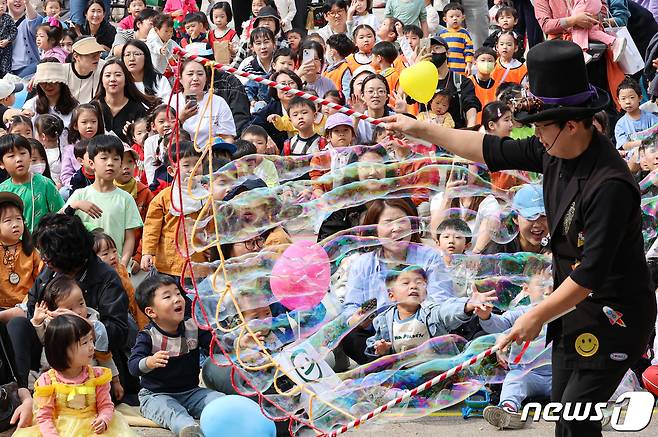 13일 서울 영등포구 영등포공원에서 열린 ‘2023년 어린이집 한마당잔치’에서 어린이들이 버블쇼를 관람하며 즐거운 시간을 보내고 있다. 2023.10.13/뉴스1 ⓒ News1 김도우 기자