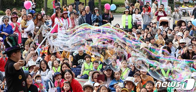 13일 서울 영등포구 영등포공원에서 열린 ‘2023년 어린이집 한마당잔치’에서 어린이들이 버블쇼를 관람하며 즐거운 시간을 보내고 있다. 2023.10.13/뉴스1 ⓒ News1 김도우 기자