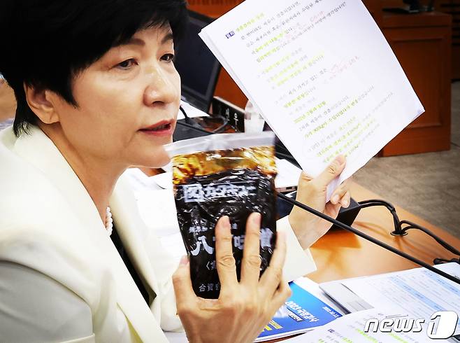 김영주 더불어민주당 의원이 13일 서울 여의도 국회에서 열린 보건복지위원회의 식품의약품안전처 등에 대한 국정감사에서 세슘이 검출된 일본산 된장을 들고 질의를 하고 있다. 2023.11.13/뉴스1 ⓒ News1 송원영 기자