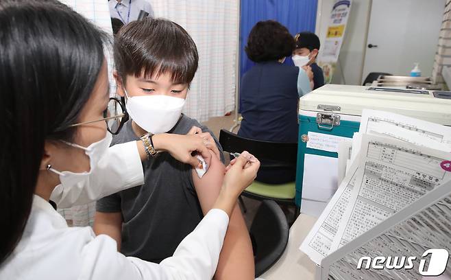 한 학생이 독감(인플루엔자) 예방 접종을 맞고 있다. /뉴스1 ⓒ News1 여주연 기자