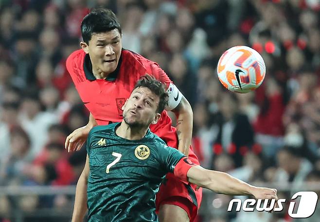 김민재가 13일 오후 서울 마포구 상암동 서울월드컵경기장에서 열린 축구 국가대표 평가전 대한민국과 튀니지의 경기에서 튀니지 유세프 음사크니와 볼경합을 하고 있다. 2023.10.13/뉴스1 ⓒ News1 김도우 기자