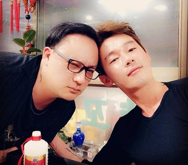 고(故) 신해철(왼쪽)과 방송인 허지웅. 사진 | 허지웅 채널