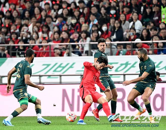 13일 서울월드컵경기장에서 열린 대한민국 축구 국가대표팀과 튀니지의 경기, 이강인이 돌파를 시도하고 있다. 상암=허상욱 기자wook@sportschosun.com/2023.10.13/