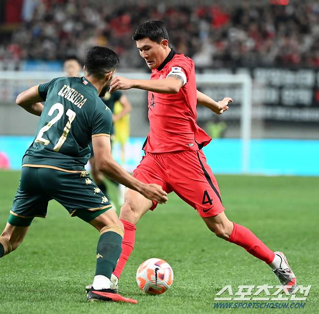 13일 서울월드컵경기장에서 열린 대한민국 축구 국가대표팀과 튀니지의 경기, 김민재가 패스를 시도하고 있다. 상암=허상욱 기자wook@sportschosun.com/2023.10.13/