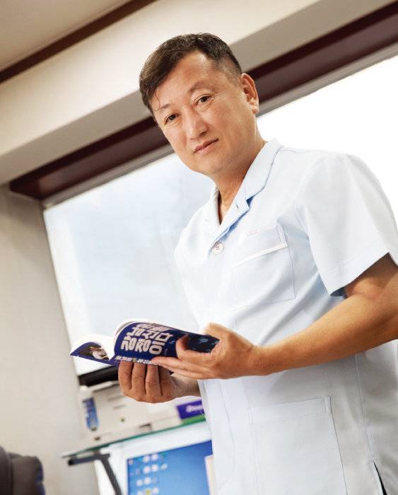 28년 간의 치료 경험을 바탕으로 ‘강남은 거대한 정신병동이다’를 펴낸 김정일 원장.