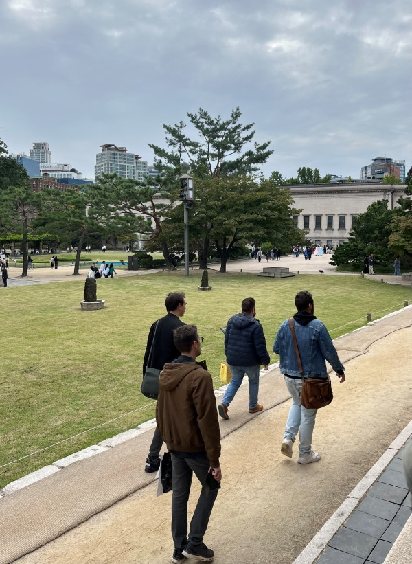 지난 주말 돈덕전 관람을 위해 덕수궁에 방문했다. 가을철을 맞아 많은 방문객들이 우리 궁을 관람하고 있었다.