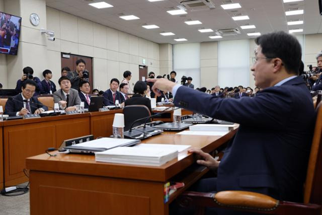 13일 국회에서 열린 행정안전위원회의 중앙선거관리위원회 국정감사에서 여·야 의원들이 노태악 선관위원장 배석과 관련해 언쟁을 하고 있다. 뉴스1