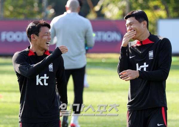 대한민국 축구 국가대표팀 황희찬과 김민재가 12일 오후 경기도 파주 국가대표트레이닝센터(NFC)에서 13일 튀니지와의 평가전을 앞두고 훈련을 시작하다 환하게 웃고 있다. 클린스만 감독이 이끄는 축구대표팀은 13일 튀지니전 이후에 17일 수원월드컵경기장에서 베트남과 평가전을 갖는다. 파주=김민규 기자 mgkim1@edaily.co.kr /2023.10.12/