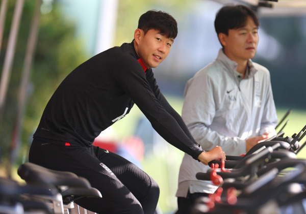 <yonhap photo-3638=""> 몸 푸는 손흥민 (파주=연합뉴스) 김도훈 기자 = 손흥민이 10일 오후 경기도 파주NFC(축구대표팀 트레이닝센터)에서 열린 한국 축구대표팀 공개훈련에서 몸을 풀고 있다. 대표팀은 오는 13일 서울월드컵경기장에서 튀니지, 17일 수원월드컵경기장에서 베트남과 평가전을 치른다. 2023.10.10 superdoo82@yna.co.kr/2023-10-10 16:16:25/ <저작권자 ⓒ 1980-2023 ㈜연합뉴스. 무단 전재 재배포 금지.></yonhap>