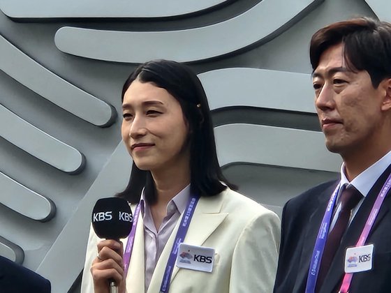 아시안게임에서 해설위원으로 나선 김연경(왼쪽). 연합뉴스