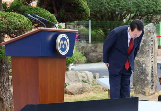 윤석열 대통령이 13일 전남 목포 공생원에서 열린 공생복지재단 설립 95주년 기념식에서 축사에 앞서 인사하고 있다. 대통령실사진기자단