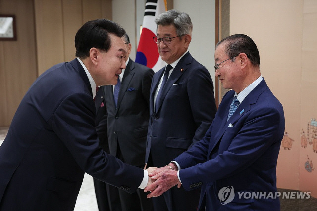 ▲ 윤석열 대통령이 13일 오전 용산 대통령실에서 열린 한일·일한친선협회 대표단 접견에서 가와무라 다케오 일한친선협회 중앙회장과 악수하고 있다. 사진/연합뉴스